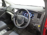 シンプルで使いやすいデザインの運転席です。