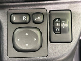 【電動格納ミラー】サイドミラーは電動格納式となっており、狭い駐車場でもキズがつくリスクを抑えられます。