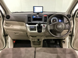車内は光触媒抗菌消臭施工済です。インパネ周りはスタイリッシュなデザインで機能や装備も充実しています。グローブボックスやカップホルダーのほかにトレーなどたくさんの収納スペースが付いています。