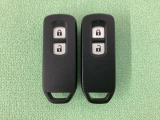 スマートキーを装備しています。鍵を差し込むことなくドアロックの開け閉めと、スタートボタン操作でのエンジンスタートができます。スペアキーも同じものを用意しております。