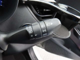 スイッチをオートに設定しておけば、車外の明るさに応じて自動的にヘッドランプを点灯・消灯します。夕暮れ時やトンネルの続く山道などを走行する時に便利なコンライトを装備しています。