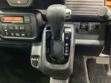 CVT車のセレクトレバーです。低速から高速まで、変速ショックのないスムーズな走りを実現するとともに、エンジン効率のよい領域を維持することで燃費にも貢献します。