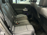 メルセデスのシートは少し硬めになっております。長時間の運転の際、適度な反発があることでお尻や腰の負担を減らす効果が御座います。
