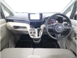 ■視界良好で運転しやすいコックピットです。シンプルで操作性の良いインパネ回りにデザインされ、SUBARUは安全性能に徹底的にまでこだわった視界設計を行っています。ベンチシートですので移動も楽々です。
