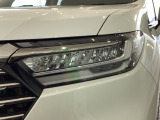 LEDヘッドライトは、点灯の瞬間から最大光量を発揮し、突然暗くなるトンネルなどでの安定感を高めます。
