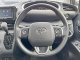 インテリアに合わせたデザインのステアリングは、運転される方のことも考え、運転しやすい形状、大きさです。是非一度、実際に触ってお確かめください。