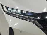 【LEDヘッドライト】悪天候や夜間走行時も良好な視界を確保し安心して運転できる高輝度LEDヘッドライトを装備!点灯速度が早く、消費電力も抑えられています。