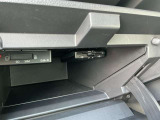高速道路で割引など色々なサービスが受けられる、ETCは助手席側のセンターコンソール中にあります。