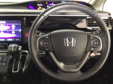 【ハンドル】運転にかかわる様々な操作を安全に行えるように視点移動が少なく操作性に配慮されたスイッチ類が凝縮されたコックピットです。