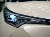 【LEDヘッドライト】悪天候や夜間走行時も良好な視界を確保し安心して運転できる高輝度LEDヘッドライトを装備!点灯速度が早く、消費電力も抑えられています。