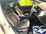 運転席まわりには十分なスペースがあり、大柄な方でもゆったり運転していただける環境です。