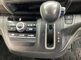 CVT車のセレクトレバーです。低速から高速まで、変速ショックのないスムーズな走りを実現するとともに、エンジン効率のよい領域を維持することで燃費にも貢献します。