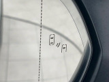 【ブラインドスポットモニター】走行中、ドアミラーの死角になりやすい箇所に後続車が接近するとサイドミラーのレンズに警告を表示!ドライバーに注意喚起をしてくれます。