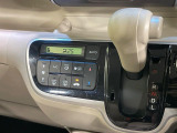 【オートエアコン】一度お好みの温度に設定すれば、車内の温度を検知し風量や温度を自動で調整。暑い…寒い…と何度もスイッチ操作をする必要はありません。快適な車内空間には必須の機能ですね♪