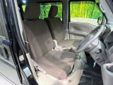 運転席まわりには十分なスペースがあり、大柄な方でもゆったり運転していただける環境です。