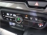 【オートエアコン】温度を設定すれば自動で快適な車内温度を保ちます。エアコン内部の高性能脱臭フィルターで車内のアレルゲンや花粉を除去。
