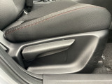 運転席にはドライバーの体型や好みに応じて前後方向だけでなく、高さの調整ができるシートリフターを装備!