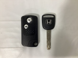 スマートキーを装備しています。鍵を差し込むことなくドアロックの開け閉めと、エンジンスタートができます。通常のキーもスペアとして用意しております。