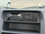 センターパネルにスッキリと収まったAM/FMラジオです。2DINサイズに対応しています。