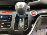 CVT車のセレクトレバーです。低速から高速まで、変速ショックのないスムーズな走りを実現するとともに、エンジン効率のよい領域を維持することで燃費にも貢献します。