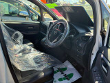 運転席はこちらです。プライベートな車内なのでリラックスできる空間を。