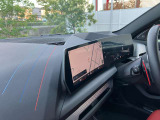【iDrive】純正HDDナビ“iDrive”を装備しています。こちらの機能で、オーディオの設定や本体説明書、車両状態チェックなどを行えます。また、ナビのアップデートも承りますので、担当スタッフへお申し付け下さい。