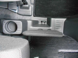 フロアマットはプレミアムタイプが付いています!運転席への足元へ物が落ちるのを防ぐ防止板付き☆ドリンクホルダー付いています♪