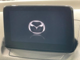 【マツダコネクトナビ】車内の雰囲気にマッチした一体型タイプのナビ。各種車輌設定やBluetooth再生等、様々な機能が楽しめます。直感的なダイヤル操作が可能で、使い勝手も良好です。