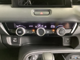 オートエアコンがついてますので、お好みの温度をセットするだけで風の強さや風量を自動で調整します。スイッチやダイヤル類も簡単操作で快適に過ごせます。