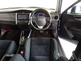 革巻きステアリングで快適な操作性の運転席です。