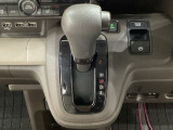 CVT車のセレクトレバーです。低速から高速まで、変速ショックのないスムーズな走りを実現するとともに、エンジン効率のよい領域を維持することで燃費にも貢献します。