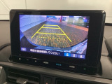 リバースギアに入れるだけで後方の表示へ切り替わります。夜間や雨の日の駐車も楽になりますよ。