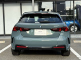 BMWのテールランプはプレスラインへと続く形状のため、統一感のある綺麗なラインを演出しております。