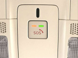 【マツダエマージェンシーコール】エアバッグが展開される衝突事故を車両が検知した場合や、SOSボタンを押した場合に、 緊急通報オペレーターを通じて緊急車両の手配などを行なうことができます。
