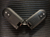 スマートキーを装備しています☆カギをカバンやポケットに入れて頂いた状態でドアロックの開閉やエンジンスタートをして頂けますよ!とても便利な装備です!