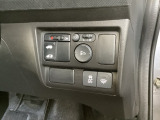 左側電動スライドドアは運転席からでも操作ができるように、ハンドル付近に開閉の操作スイッチが付いています。下には、VSA(ABS+TCS+横滑り抑制)の解除スイッチがついています。