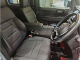 長時間の運転でも疲れにくい運転席シートです。自然な姿勢を保ち、体への負担をやわらげ、痛めやすい腰へのサポートも強化しています。
