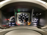 スピードメーターとタコメーターを大きく配した見やすいメーター部になっています。右側のインフォメーション画面でオドメーターや燃費などの情報を確認できます。