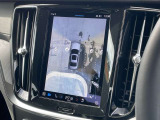 【360°ビューカメラ】4台の高解像度カメラで360度の鳥瞰図を表示。隣の車や壁、死角にある障害物などを画面で確認できるため、狭いスペースでの駐車・出入りも安心です。