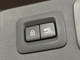 【パワーバックドア】スマートキーや運転席のボタンを押すだけでリアゲートが自動で開閉します!荷物を持っている時や、高い位置にあるバックドアを閉める際に便利な機能です♪