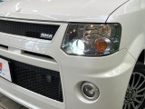 【LEDヘッドライト】悪天候や夜間走行時も良好な視界を確保し安心して運転できる高輝度LEDヘッドライトを装備!点灯速度が早く、消費電力も抑えられています。