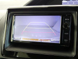 車庫入れや駐車で威力を発揮するのがバックモニター!ナビディスプレイに後ろの様子が映し出されるから安心です。