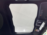 【ガラスルーフ】ガラスルーフ搭載で車内の解放感が一気にアップ!開放的なドライブをお楽しみいただけます。