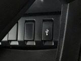 【USBポート】USBポートも装備されています♪スマートフォンのオーディオに連携も可能です。今や欠かせない装備の一つです!
