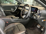 メルセデス・ベンツあざみ野店では中古車専任スタッフが9名以上在籍しております。平日もフル稼働で、お客様をお迎えできる準備を整えておりますので、お気軽にご来店下さい。