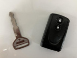 スマートキーを装備しています☆カギをカバンやポケットに入れて頂いた状態でドアロックの開閉やエンジンスタートをして頂けますよ!とても便利な装備です!