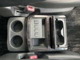 運転席・助手席ドリンクホルダーです。充電ポートも沢山あります。