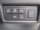 こちらのお車には先進安全装備が多数搭載されています。衝突被害を回避あるいは軽減するためのブレーキや、後方死角からの接近警報、車線逸脱を防止する警報装置など、詳しくはスタッフまでお尋ねください。