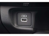 USB-Aタイプ充電ソケットを備えます。モバイル機器の充電に便利です。