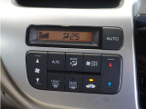 【オートエアコン】温度を設定すれば自動で快適な車内温度を保ちます。エアコン内部の高性能脱臭フィルターで車内のアレルゲンや花粉を除去。